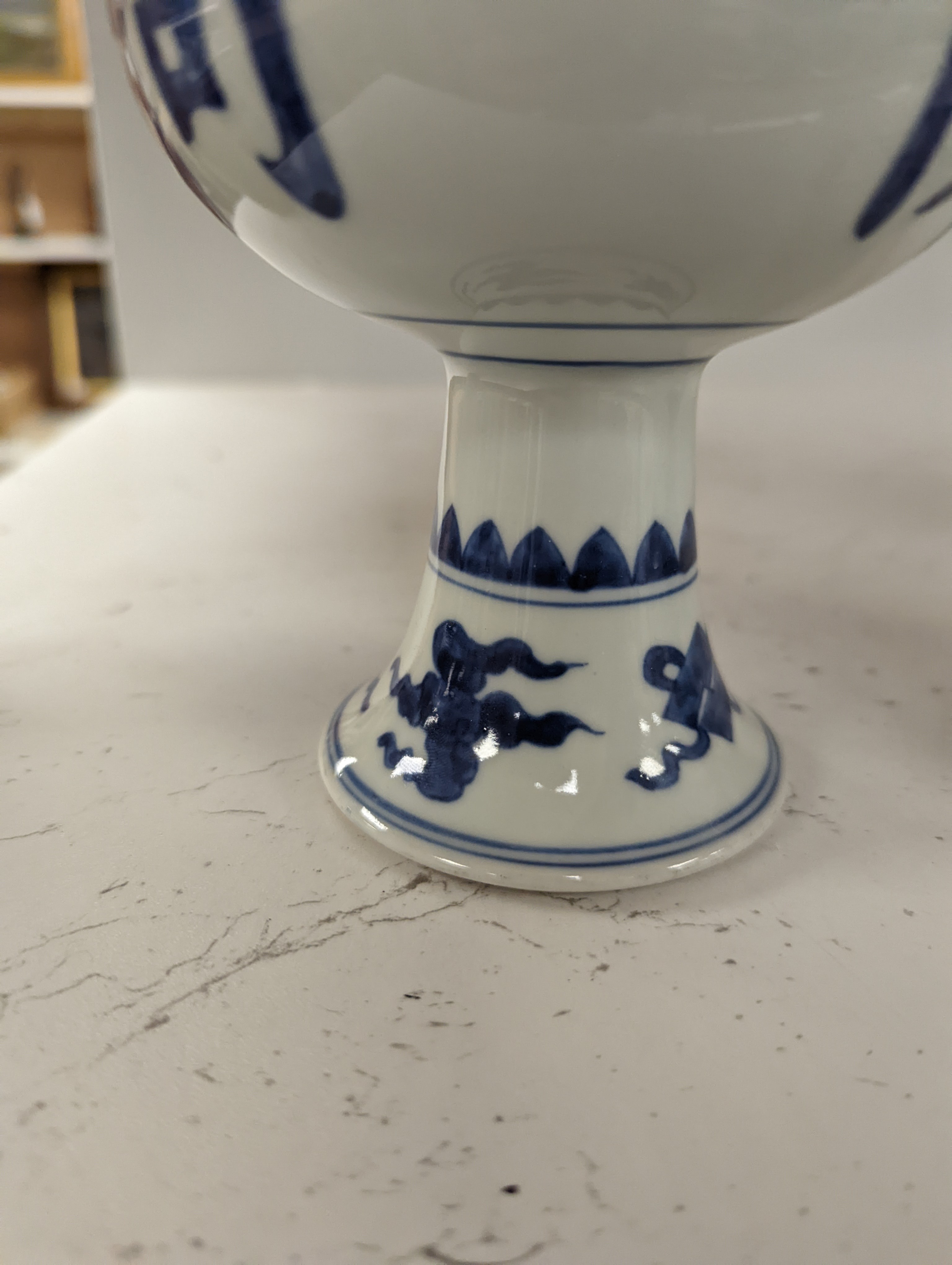 A Chinese blue and white pedestal vase 13cm